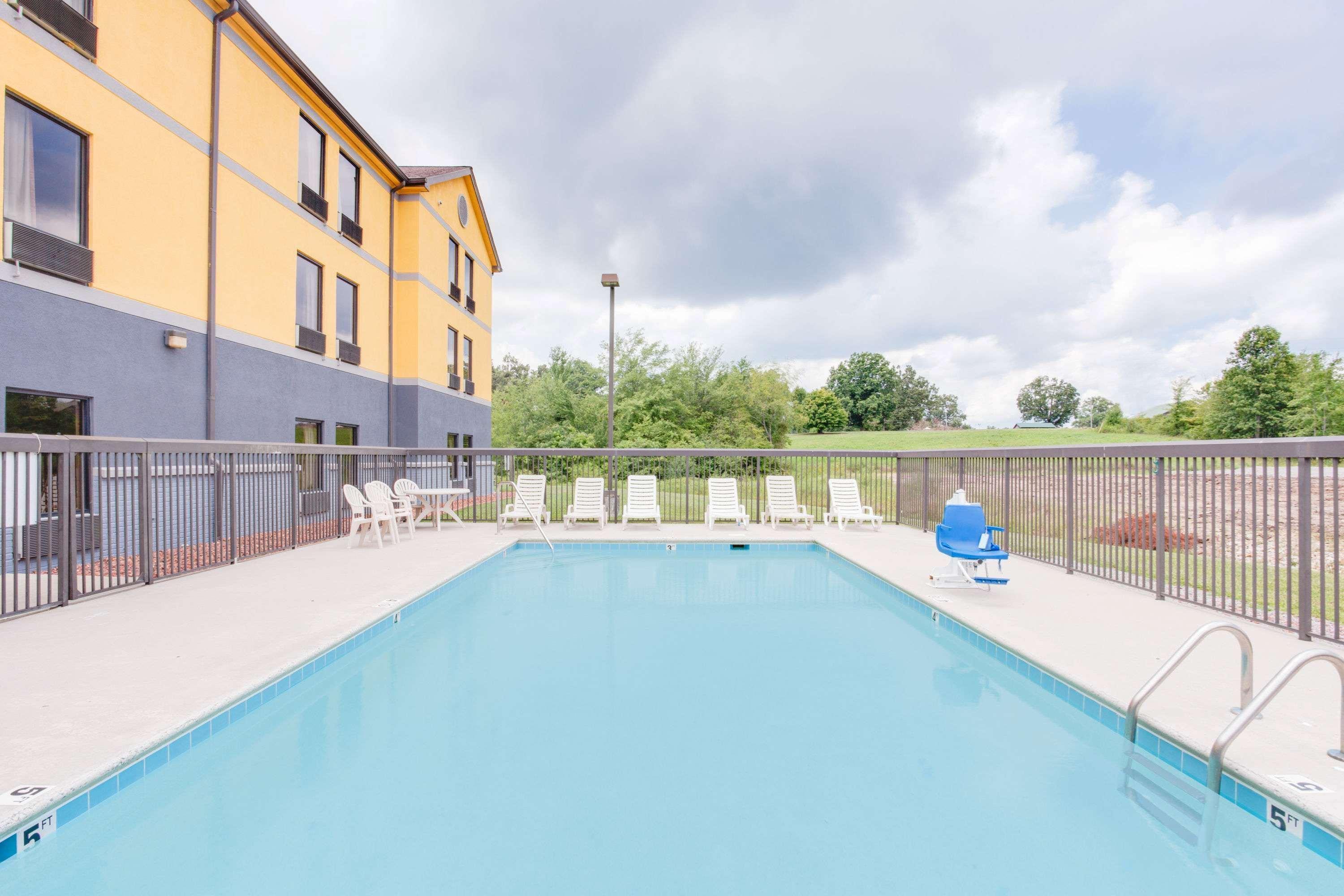 Super 8 By Wyndham Crossville Tn Εξωτερικό φωτογραφία